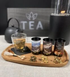 Teamasters Giftbox - Thee Geschenkset - Kerstpakket - Thee - Herbal Chai - Herbal Rooibos - Groene Thee - Perzik - Appel - Kerst - Geschenkset 9 Teamasters Giftbox - Thee Geschenkset - Kerstpakket - Thee - Herbal Chai - Herbal Rooibos - Groene Thee - Perzik - Appel - Kerst - Geschenkset -Voedsel Serie Winkel 1090x1200 1