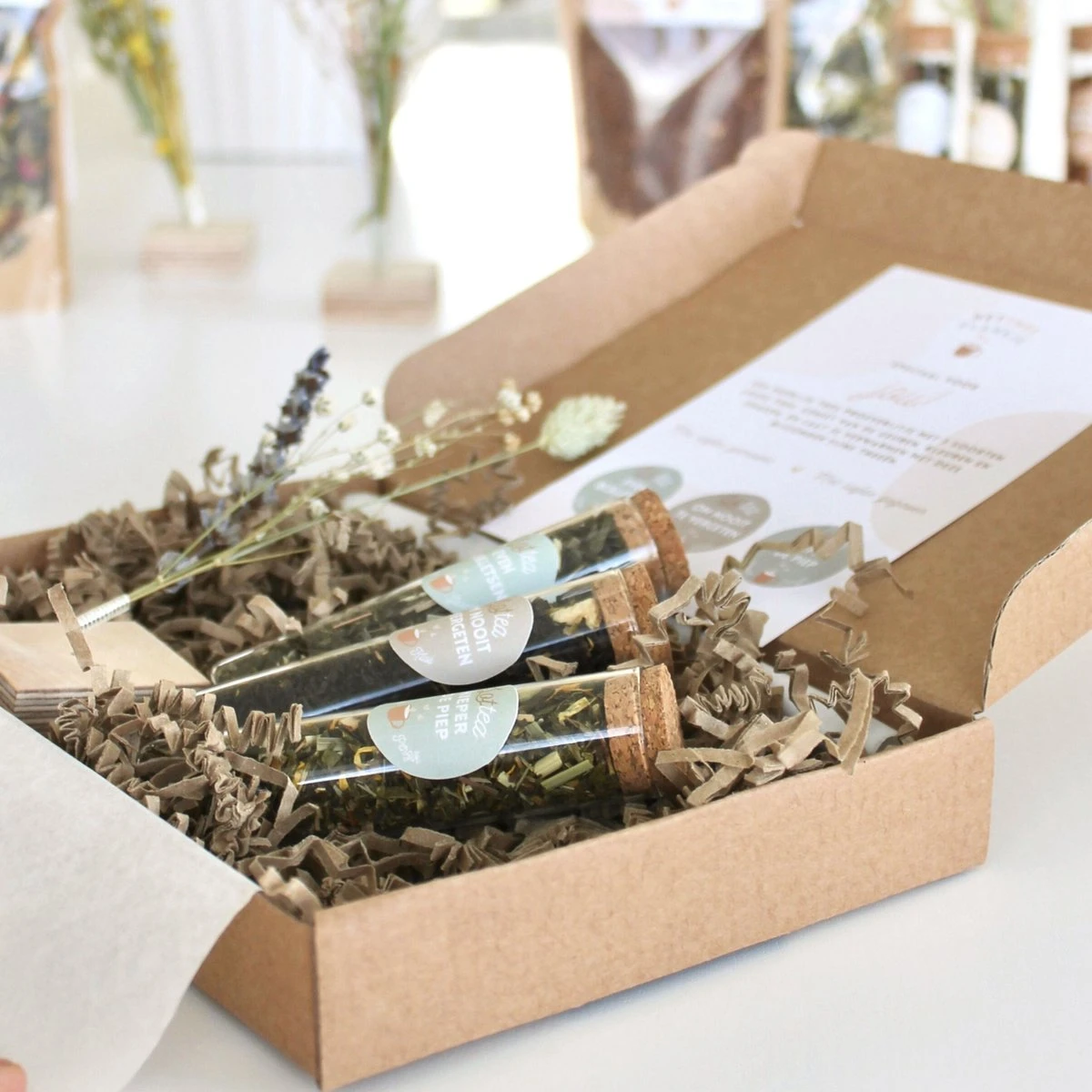 Het Theeplankje Giftset Theeproeverij Toegewijd (Lottea, Thee Cadeaubox, Thee Cadeau, Cadeau Theeliefhebber, Relatiegeschenk, Personeelsgeschenk) 2 Het Theeplankje Giftset Theeproeverij Toegewijd (Lottea, Thee Cadeaubox, Thee Cadeau, Cadeau Theeliefhebber, Relatiegeschenk, Personeelsgeschenk) - Afbeelding 2