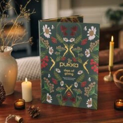 Pukka Thee Hardcover Biologische Kerst Adventskalender 2022, Perfect Als Kerstcadeau - 48 Zakjes - 1 Kalender -Voedsel Serie Winkel 1200x1200 330