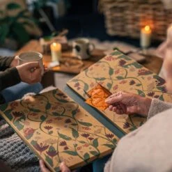 Pukka Thee Hardcover Biologische Kerst Adventskalender 2022, Perfect Als Kerstcadeau - 48 Zakjes - 1 Kalender -Voedsel Serie Winkel 1200x1200 331