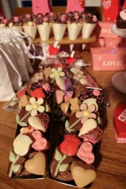 Cho-lala Schaaltje Met Chocolade Bonbons, Bloemen En Harten | Chocolade Cadeau | 165 Gram Chocolade | Verjaardag, Felicitatie, Celebrate | Felicitatie, Verjaardag, Zomaar -Voedsel Serie Winkel 799x1200 4