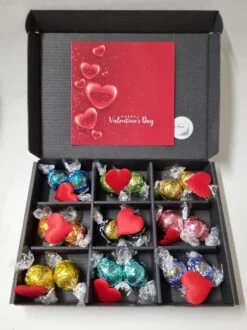 Chocoladecadeau - Chocolade Ballen Proeverij Pakket | Chocolade Pakket Met 9 Verschillende Chocolade Smaken Lindt Chocolade Met Mystery Card 'Happy Valentine's Day' Met Persoonlijke (video)boodschap | Cadeaupakket | Feestdagen Box | Chocolade Cadeau