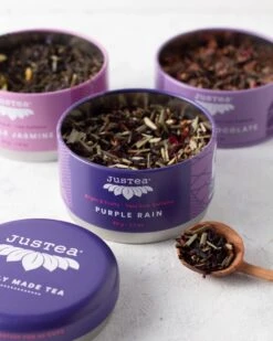 Trio Purple Tea-Justea-Biologisch-Losse Thee-Paarse Thee-Theekado 10 Trio Purple Tea-Justea-Biologisch-Losse Thee-Paarse Thee-Theekado -Voedsel Serie Winkel 960x1200 12